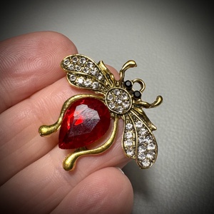 Retro BROSS az 1980-as évekből, gyönyörű elegáns strasszos kitűző, pin szövetkabátra, blúzra,  blézerre szép kitűző - ékszer - kitűző és bross - Meska.hu