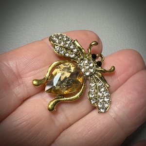 Retro BROSS az 1980-as évekből, gyönyörű elegáns strasszos kitűző, pin szövetkabátra, blúzra,  blézerre szép kitűző - ékszer - kitűző és bross - Meska.hu