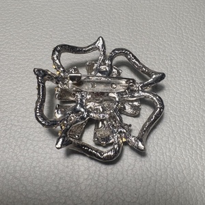 Vintage BROSS az 1980-as évekből, gyönyörű elegáns strasszos kitűző, pin szövetkabátra, blúzra,  blézerre retro kitűző - ékszer - kitűző és bross - Meska.hu