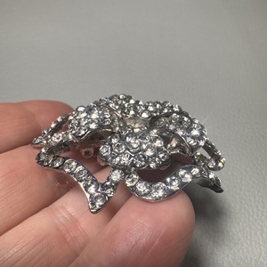 Vintage BROSS az 1980-as évekből, gyönyörű elegáns strasszos kitűző, pin szövetkabátra, blúzra,  blézerre retro kitűző - ékszer - kitűző és bross - Meska.hu