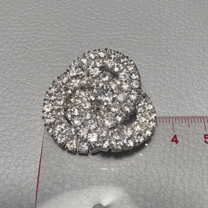 Vintage BROSS az 1980-as évekből, gyönyörű elegáns strasszos kitűző, pin szövetkabátra, blúzra,  blézerre retro kitűző - ékszer - kitűző és bross - Meska.hu