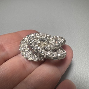 Vintage BROSS az 1980-as évekből, gyönyörű elegáns strasszos kitűző, pin szövetkabátra, blúzra,  blézerre retro kitűző - ékszer - kitűző és bross - Meska.hu