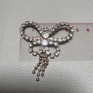 Vintage BROSS az 1980-as évekből, gyönyörű elegáns strasszos kitűző, pin szövetkabátra, blúzra,  blézerre retro kitűző - ékszer - kitűző és bross - Meska.hu