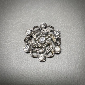 Vintage BROSS az 1980-as évekből, gyönyörű elegáns strasszos kitűző, pin szövetkabátra, blúzra,  blézerre retro kitűző - ékszer - kitűző és bross - Meska.hu