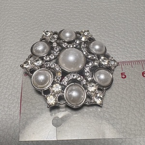 Vintage BROSS az 1980-as évekből, gyönyörű elegáns strasszos kitűző, pin szövetkabátra, blúzra,  blézerre retro kitűző - ékszer - kitűző és bross - Meska.hu