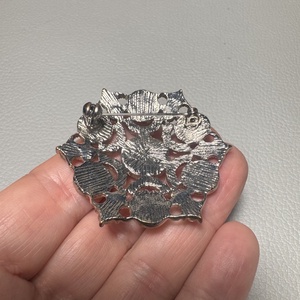 Vintage BROSS az 1980-as évekből, gyönyörű elegáns strasszos kitűző, pin szövetkabátra, blúzra,  blézerre retro kitűző - ékszer - kitűző és bross - Meska.hu