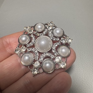 Vintage BROSS az 1980-as évekből, gyönyörű elegáns strasszos kitűző, pin szövetkabátra, blúzra,  blézerre retro kitűző - ékszer - kitűző és bross - Meska.hu