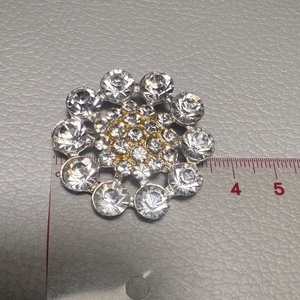 Vintage kristály virág BROSS az 1980-as évekből, strasszos kitűző, pin szövetkabátra, blúzra,  blézerre retro kitűző - ékszer - kitűző és bross - Meska.hu