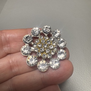 Vintage kristály virág BROSS az 1980-as évekből, strasszos kitűző, pin szövetkabátra, blúzra,  blézerre retro kitűző - ékszer - kitűző és bross - Meska.hu