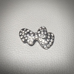 Vintage BROSS az 1980-as évekből, gyönyörű elegáns strasszos kitűző, pin szövetkabátra, blúzra,  blézerre retro kitűző - ékszer - kitűző és bross - Meska.hu