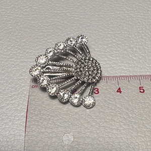 Vintage BROSS az 1980-as évekből, gyönyörű elegáns strasszos kitűző, pin szövetkabátra, blúzra,  blézerre retro kitűző - ékszer - kitűző és bross - Meska.hu