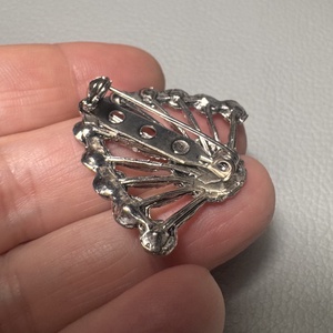 Vintage BROSS az 1980-as évekből, gyönyörű elegáns strasszos kitűző, pin szövetkabátra, blúzra,  blézerre retro kitűző - ékszer - kitűző és bross - Meska.hu
