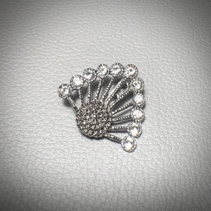 Vintage BROSS az 1980-as évekből, gyönyörű elegáns strasszos kitűző, pin szövetkabátra, blúzra,  blézerre retro kitűző - ékszer - kitűző és bross - Meska.hu