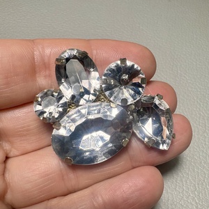 Vintage BROSS az 1980-as évekből, gyönyörű elegáns strasszos kitűző, pin szövetkabátra, blúzra,  blézerre retro kitűző - ékszer - kitűző és bross - Meska.hu