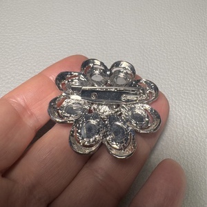 Vintage BROSS az 1980-as évekből, gyönyörű elegáns strasszos kitűző, pin szövetkabátra, blúzra,  blézerre retro kitűző - ékszer - kitűző és bross - Meska.hu