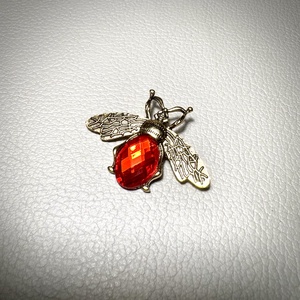 Vintage BROSS az 1980-as évekből, gyönyörű elegáns strasszos kitűző, pin szövetkabátra, blúzra,  blézerre retro kitűző - ékszer - kitűző és bross - Meska.hu