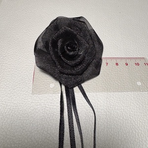 Vintage fekete BROSS az 1980-as évekből, fekete muszlin rózsakitűző, pin szövetkabátra, blúzra,  blézerre retro kitűző - ékszer - kitűző és bross - Meska.hu