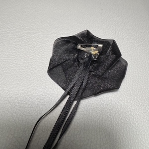 Vintage fekete BROSS az 1980-as évekből, fekete muszlin rózsakitűző, pin szövetkabátra, blúzra,  blézerre retro kitűző - ékszer - kitűző és bross - Meska.hu