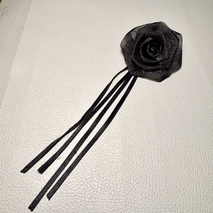 Vintage fekete BROSS az 1980-as évekből, fekete muszlin rózsakitűző, pin szövetkabátra, blúzra,  blézerre retro kitűző - ékszer - kitűző és bross - Meska.hu