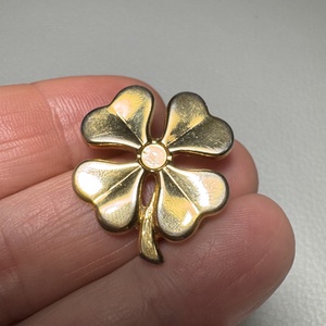 Vintage BROSS az 1980-as évekből, gyönyörű elegáns strasszos kitűző, pin szövetkabátra, blúzra,  blézerre retro kitűző - ékszer - kitűző és bross - Meska.hu