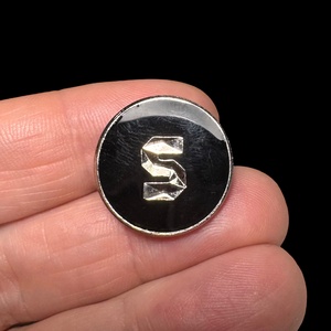 S monogram BROSS az 1980-as évekből, S betű gyönyörű elegáns strasszos kitűző, pin szövetkabátra, blúzra - ékszer - kitűző és bross - Meska.hu