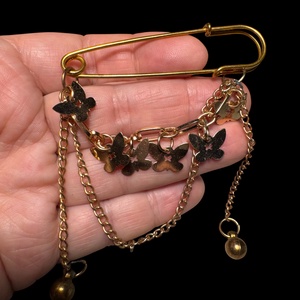 Pulóver bross, sál összetűző Vintage BROSS az 1980-as évekből, retro kitűző, pin szövetkabátra, blúzra,  blézerre  - ékszer - kitűző és bross - Meska.hu