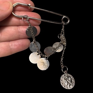 Pulóver összefogó retro BROSS az 1980-as évekből, gyönyörű elegáns strasszos kitűző, pin szövetkabátra, blúzra - ékszer - kitűző és bross - Meska.hu