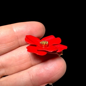 Élénk piros virág retro kitűző, piros Vintage BROSS az 1980-as évekből, gyönyörű kitűző, pin szövetkabátra, blúzra - ékszer - kitűző és bross - Meska.hu