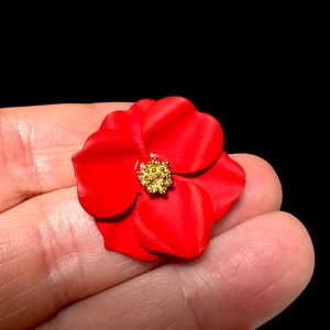 Élénk piros virág retro kitűző, piros Vintage BROSS az 1980-as évekből, gyönyörű kitűző, pin szövetkabátra, blúzra - ékszer - kitűző és bross - Meska.hu