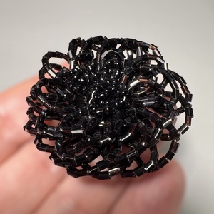 Vintage gyöngy BROSS az 1980-as évekből, gyönygyből fűzött kitűző, pin szövetkabátra, blúzra,  blézerre retro kitűző - ékszer - kitűző és bross - Meska.hu