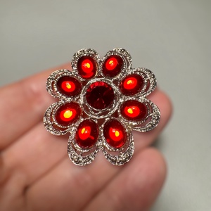 Vintage virág BROSS az 1980-as évekből, elegáns strasszos kitűző, pin szövetkabátra, blúzra,  blézerre retro kitűző - ékszer - kitűző és bross - Meska.hu