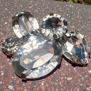 Vintage BROSS az 1980-as évekből, kristály felhő strasszos kitűző, pin szövetkabátra, blúzra,  blézerre retro kitűző - ékszer - kitűző és bross - Meska.hu