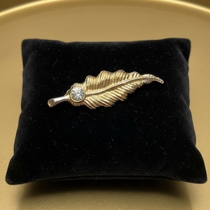 Vintage levél BROSS az 1960-as évekből, elegáns strasszos kitűző, pin szövetkabátra, blúzra,  blézerre retro kitűző, Ékszer, Kitűző és Bross, Ékszerkészítés, MESKA