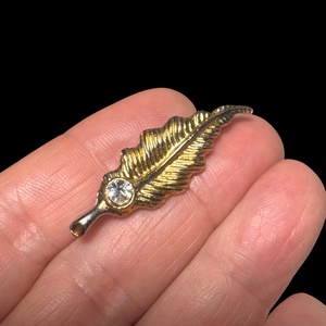 Vintage levél BROSS az 1960-as évekből, elegáns strasszos kitűző, pin szövetkabátra, blúzra,  blézerre retro kitűző - ékszer - kitűző és bross - Meska.hu