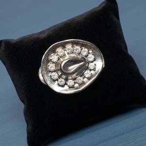 Cowboy kalap BROSS az 1980-as évekből, strasszos kalap kitűző, pin szövetkabátra, blúzra,  blézerre retro kitűző - ékszer - kitűző és bross - Meska.hu