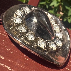 Cowboy kalap BROSS az 1980-as évekből, strasszos kalap kitűző, pin szövetkabátra, blúzra,  blézerre retro kitűző, Ékszer, Kitűző és Bross, Ékszerkészítés, MESKA