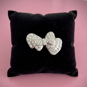 Masni BROSS az 1980-as évekből, elegáns strasszos masni kitűző, pin szövetkabátra, blúzra,  blézerre retro kitűző, Ékszer, Kitűző és Bross, Ékszerkészítés, MESKA