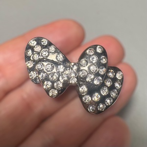 Masni BROSS az 1980-as évekből, elegáns strasszos masni kitűző, pin szövetkabátra, blúzra,  blézerre retro kitűző - ékszer - kitűző és bross - Meska.hu