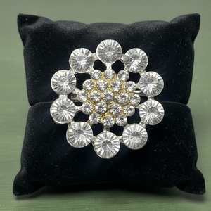 Vintage kristály virág BROSS az 1980-as évekből, strasszos kitűző, pin szövetkabátra, blúzra,  blézerre retro kitűző - ékszer - kitűző és bross - Meska.hu