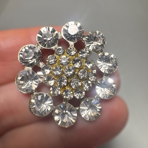 Vintage kristály virág BROSS az 1980-as évekből, strasszos kitűző, pin szövetkabátra, blúzra,  blézerre retro kitűző, Ékszer, Kitűző és Bross, Ékszerkészítés, MESKA