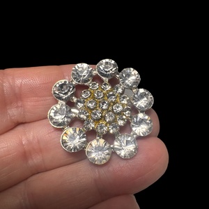 Vintage kristály virág BROSS az 1980-as évekből, strasszos kitűző, pin szövetkabátra, blúzra,  blézerre retro kitűző - ékszer - kitűző és bross - Meska.hu