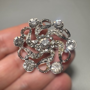 Kristály virág Vintage BROSS az 1980-as évekből, strasszos kitűző, pin szövetkabátra, blúzra,  blézerre retro kitűző - ékszer - kitűző és bross - Meska.hu