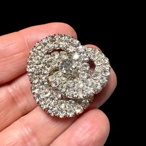 Vintage BROSS az 1980-as évekből, gyönyörű elegáns strasszos kitűző, pin szövetkabátra, blúzra,  blézerre retro kitűző - ékszer - kitűző és bross - Meska.hu