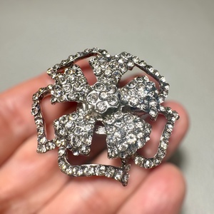 Kristály Virág Vintage BROSS az 1980-as évekből, strasszos kitűző, pin szövetkabátra, blúzra,  blézerre retro kitűző - ékszer - kitűző és bross - Meska.hu