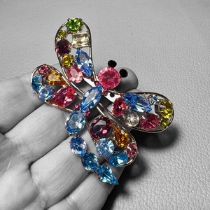 Kristály pillangó Vintage BROSS az 1980-as évekből, strasszos kitűző, pin szövetkabátra, blúzra,  blézerre retro kitűző - ékszer - kitűző és bross - Meska.hu