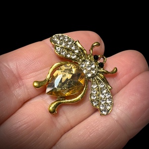 Retro BROSS az 1980-as évekből, gyönyörű elegáns strasszos kitűző, pin szövetkabátra, blúzra,  blézerre szép kitűző - ékszer - kitűző és bross - Meska.hu