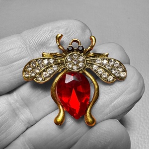 Retro BROSS az 1980-as évekből, gyönyörű elegáns strasszos kitűző, pin szövetkabátra, blúzra,  blézerre szép kitűző - ékszer - kitűző és bross - Meska.hu