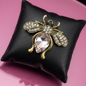 Retro BROSS az 1980-as évekből, gyönyörű elegáns strasszos kitűző, pin szövetkabátra, blúzra,  blézerre szép kitűző, Ékszer, Kitűző és Bross, Ékszerkészítés, MESKA