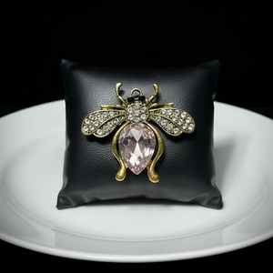 Retro BROSS az 1980-as évekből, gyönyörű elegáns strasszos kitűző, pin szövetkabátra, blúzra,  blézerre szép kitűző - ékszer - kitűző és bross - Meska.hu