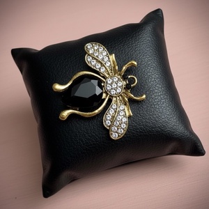 Retro BROSS az 1980-as évekből, gyönyörű elegáns strasszos kitűző, pin szövetkabátra, blúzra,  blézerre szép kitűző - ékszer - kitűző és bross - Meska.hu